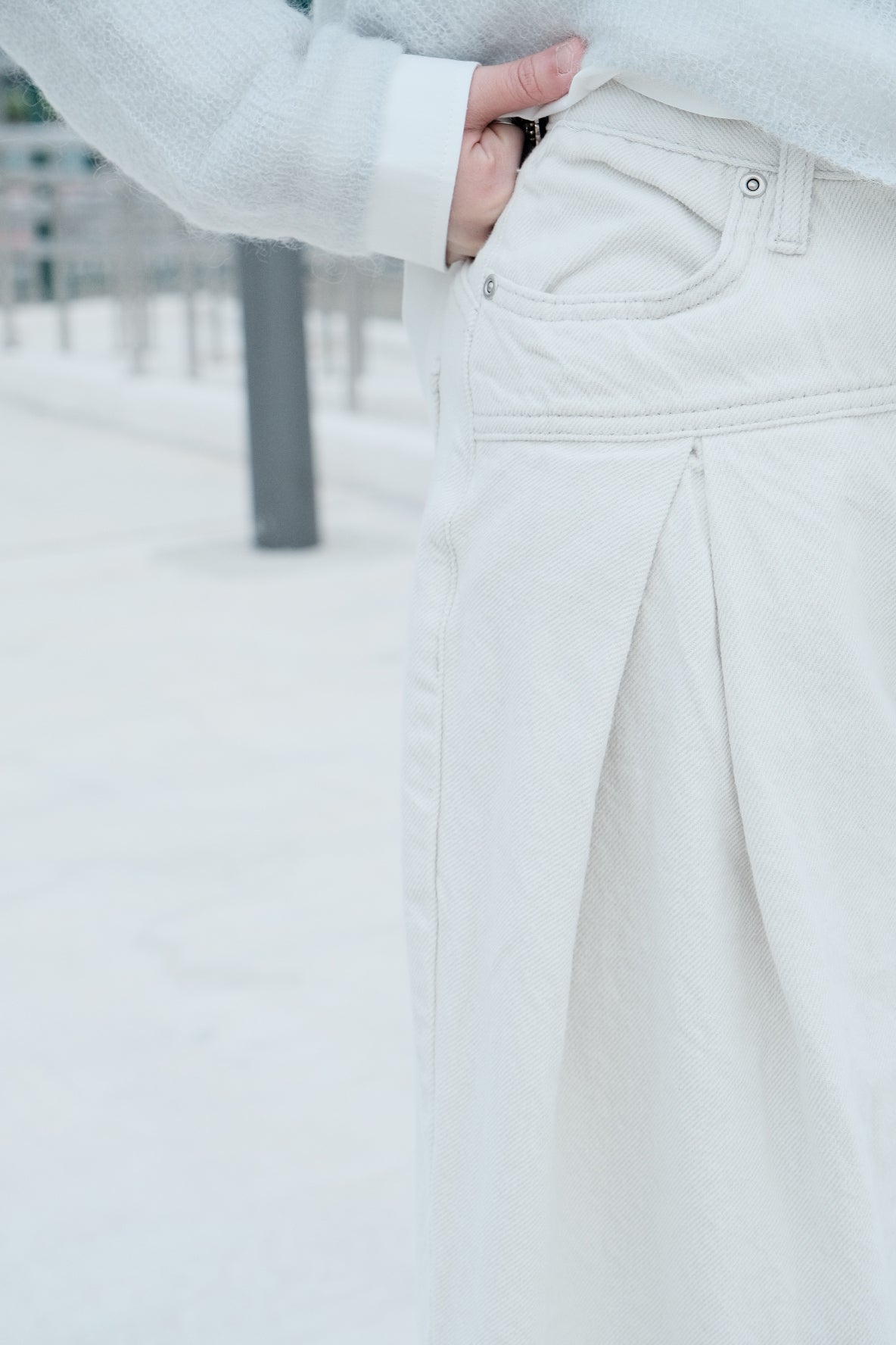 Pleated Curved Blade Pants