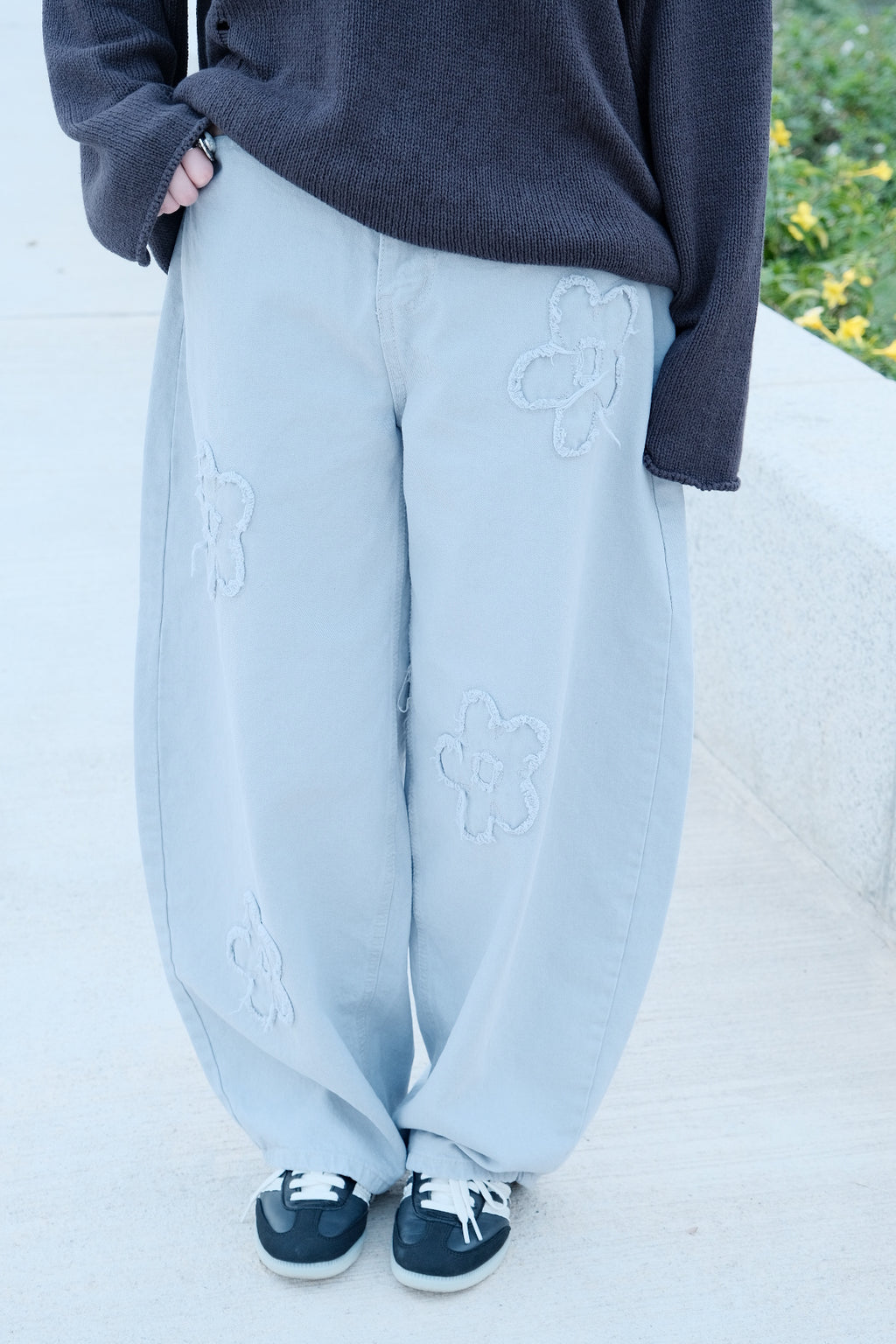 Floral Embroidered Curved Blade Pants
