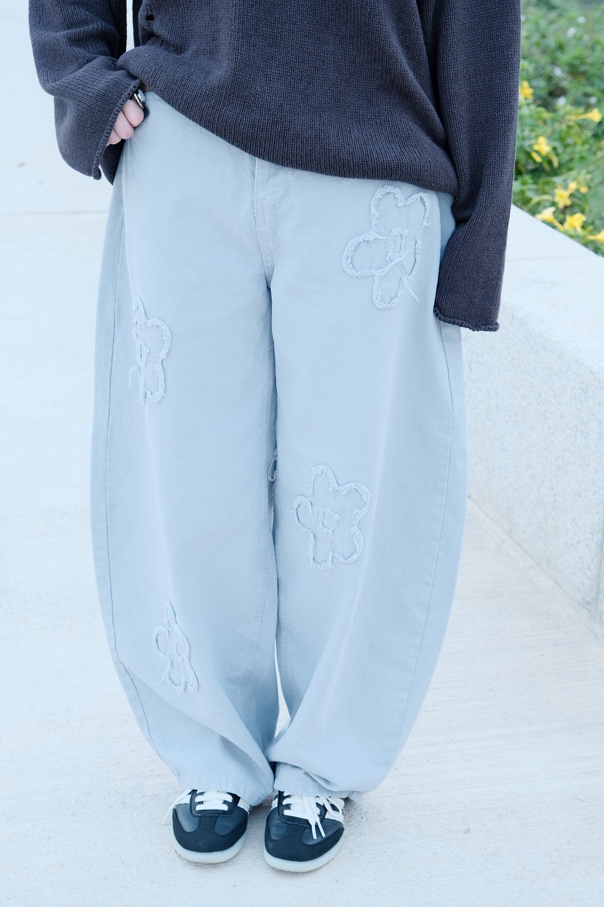 Floral Embroidered Curved Blade Pants
